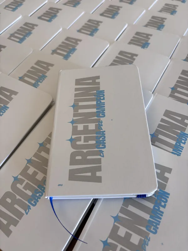 Libretas grises con la frase Argentina Campeón y motivos futboleros