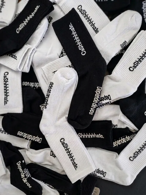 Medias blancas y negras estampadas con frases divertidas de la marca Sh