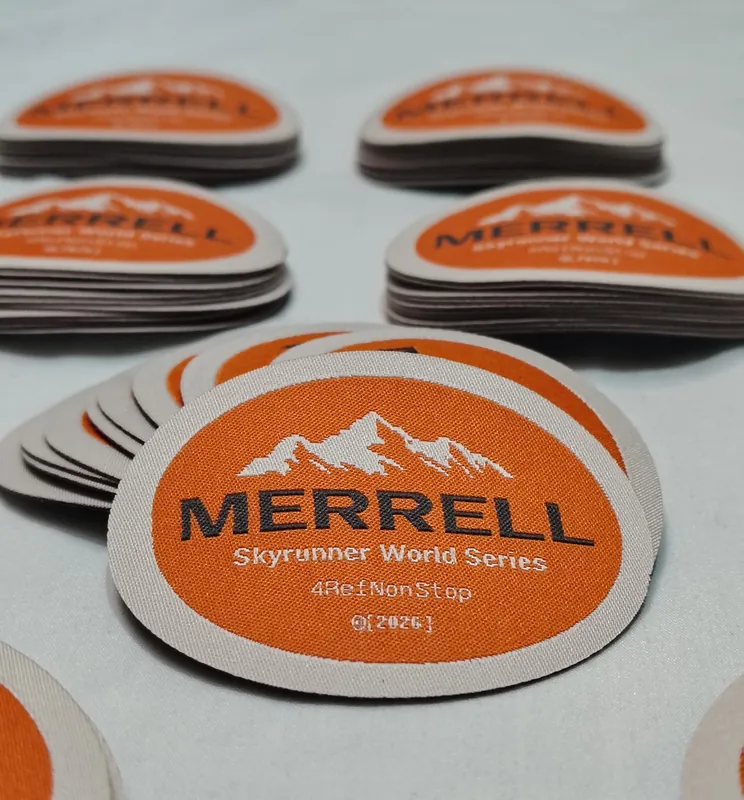 Primer plano de parches bordados redondos y ovalados de Merrell Skyrunner World Series
